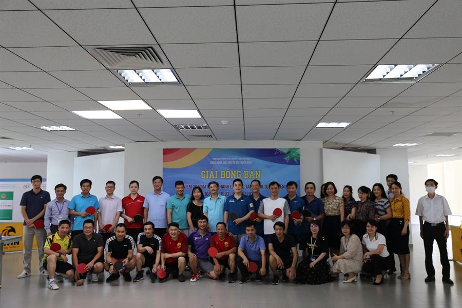 Phó Chủ tịch Công đoàn – Chánh Văn phòng Đảng ủy Cục Tần số VTĐ Trịnh Khắc Cường chụp hình lưu niệm cùng các cổ động viên và vận động viên tham gia Giải Bóng bàn đôi nam