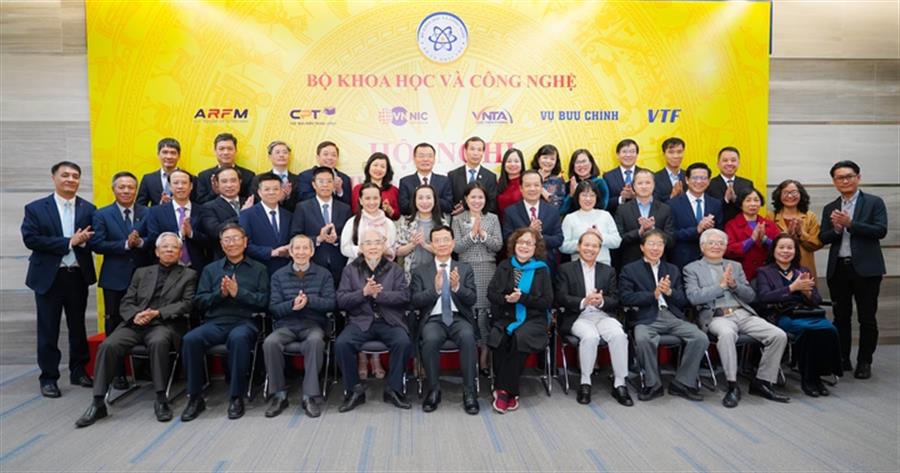 Bộ trưởng Nguyễn Mạnh Hùng, Thứ trưởng Phạm Đức Long chụp ảnh lưu niệm với lãnh đạo các đơn vị qua các thời kỳ, các doanh nghiệp viễn thông.