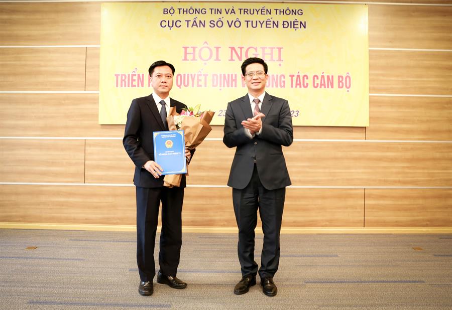 Cục trưởng Lê Văn Tuấn trao Quyết định cho ông An Xuân Hải