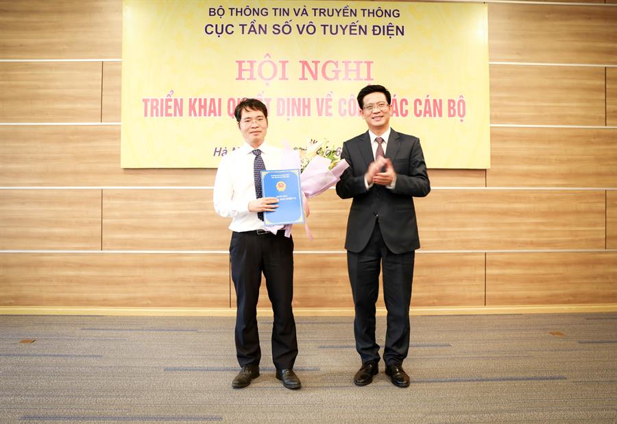 Cục trưởng Lê Văn Tuấn trao Quyết định cho ông Phùng Nguyên Phương