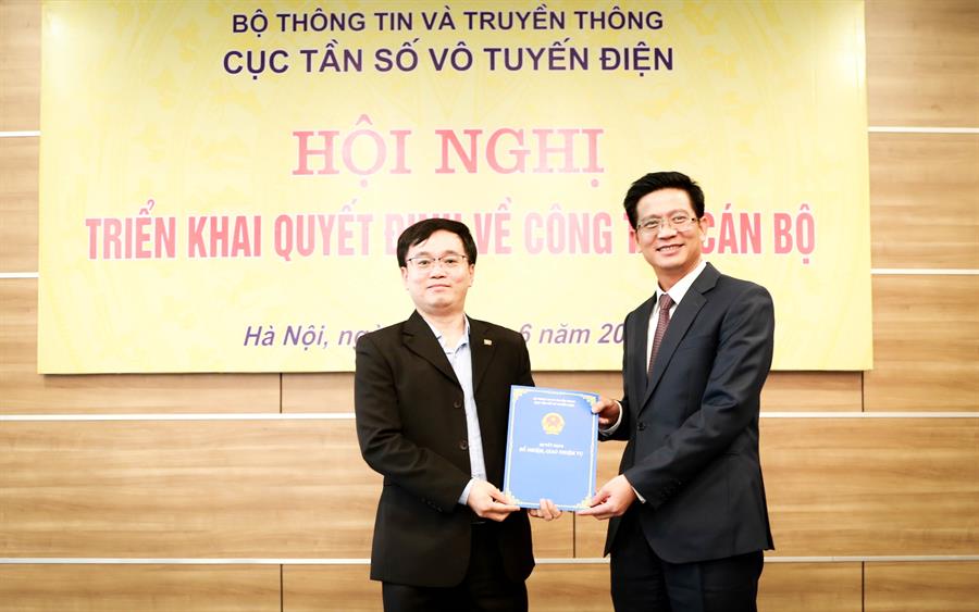 Cục trưởng Lê Văn Tuấn trao Quyết định cho ông Bùi Hà Long