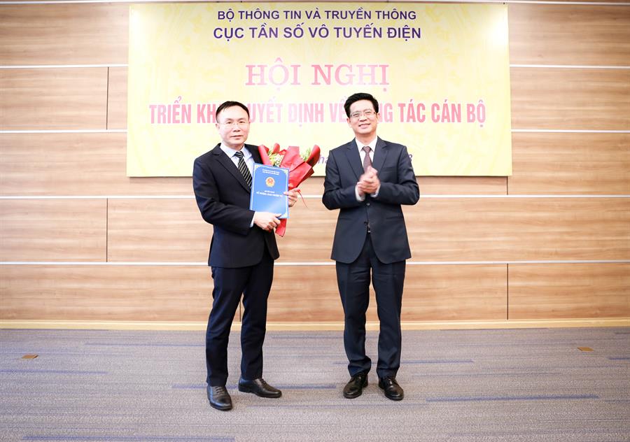 Cục trưởng Lê Văn Tuấn trao Quyết định cho ông Võ Giang Nam