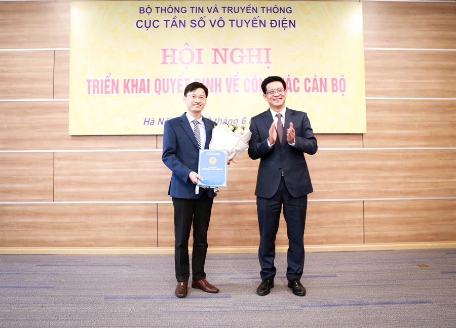 Cục trưởng Lê Văn Tuấn trao Quyết định cho ông Trương Minh Tuấn