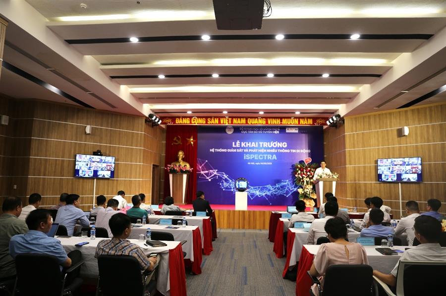 Buổi Lễ được tổ chức trực tiếp tại Hà Nội kết hợp trực tuyến tới các điểm cầu Trung tâm Tần số vô tuyến điện khu vực trên cả nước