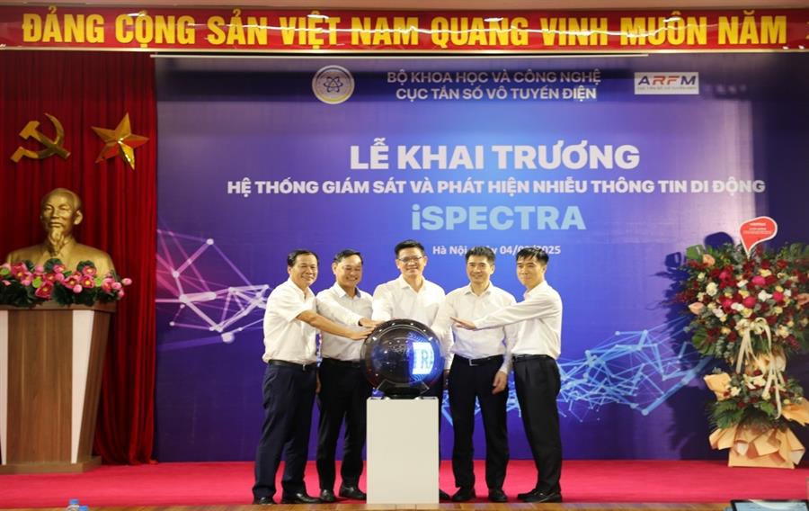 Đại diện các đơn vị thực hiện nghi lễ khai trương Nền tảng iSpectra