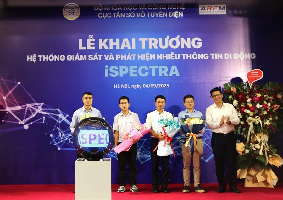 Khen tặng hoa các cá nhân thuộc các doanh nghiệp có nhiều đóng góp trong quá trình phối hợp xây dựng Nền tảng iSpectra