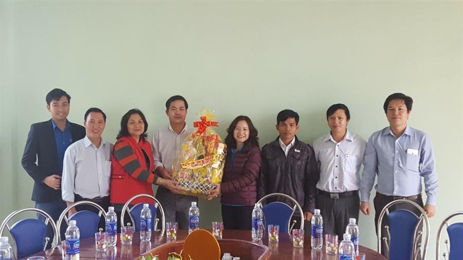 Đại diện các đơn vị tặng quà tết cho Trường