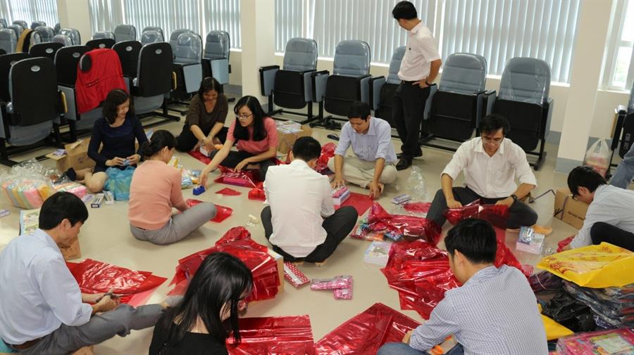 Chung tay chuẩn bị quà cho các em