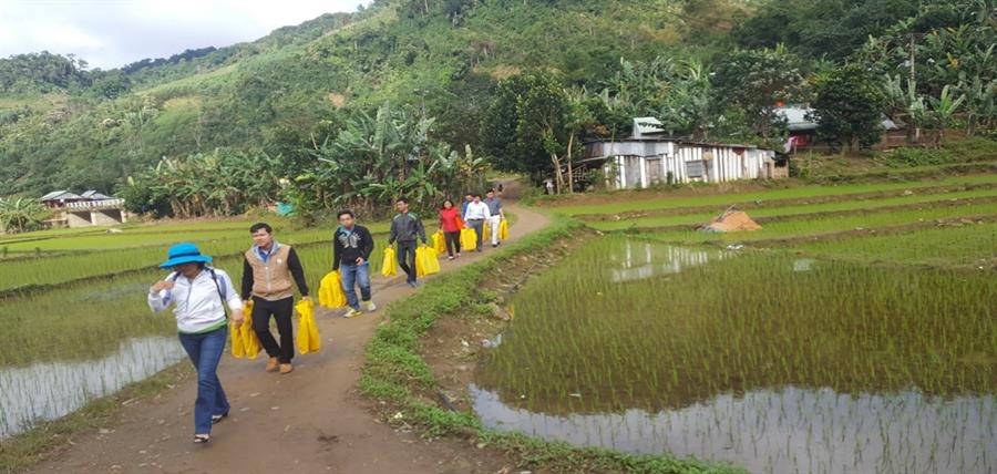 Các đơn vị cùng nhau vận  chuyển quà đến Trường Tiểu học A Roi