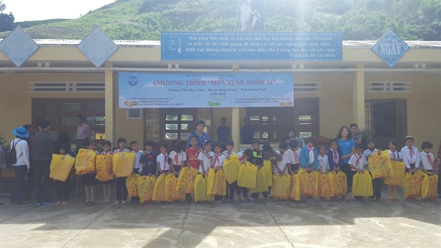 Tặng quà cho các em học sinh khối lớp 4