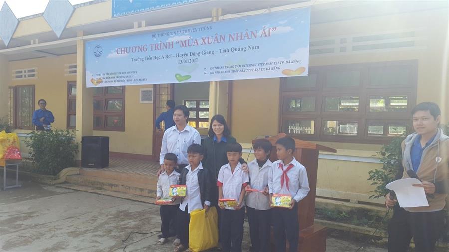 Đại diện Trung tâm Tần số VTĐ khu vực III tặng quà cho các em học sinh tham gia trò chơi “ Siêu cầu thủ nhí”