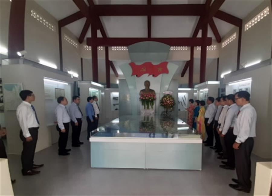 Đại diện Chi bộ, Đảng viên Phan Thị Thu Hương - Người Lao động tiêu biểu của Ngành Thông tin Truyền thông năm 2021 báo công dâng Bác