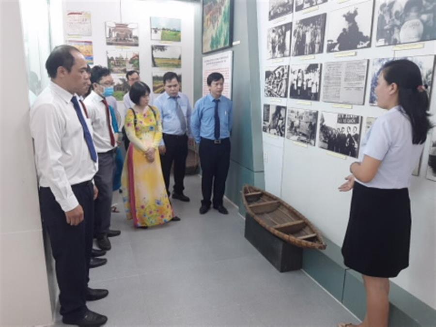 Thăm quan góc Nhà Truyền thống K20: Mô hình thuyền 2 đáy được nhân dân Khu Căn cứ Đa Mặn sáng tạo để sử dụng vận chuyển vũ khí, đạn dược trên sông Cái đến căn cứ K20