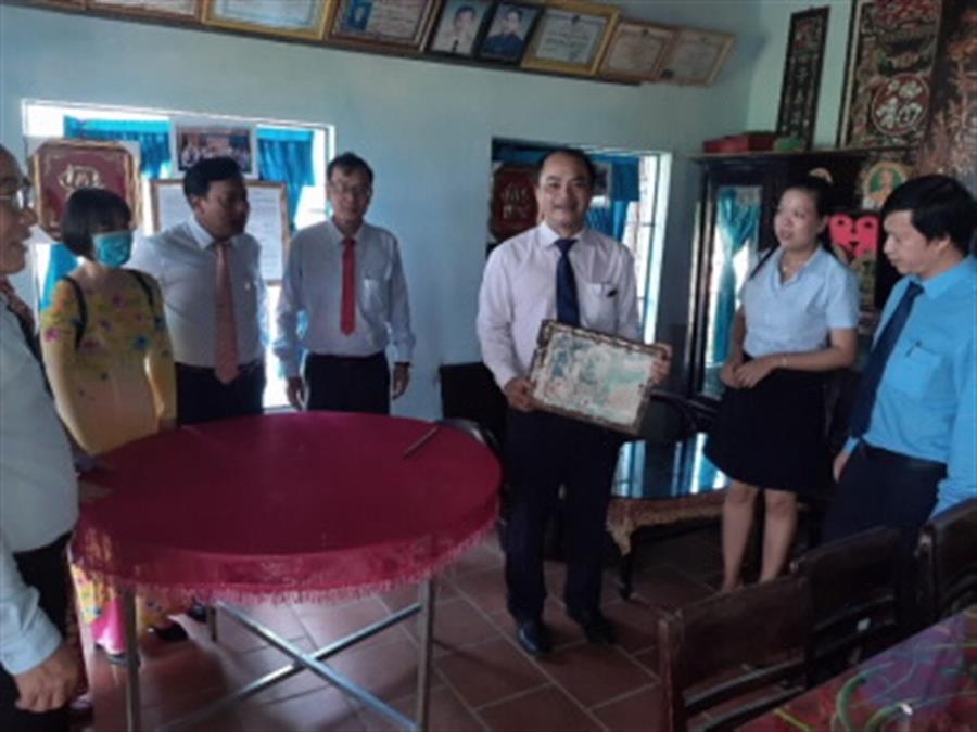 Nắp nguyên bản của căn hầm bí mật được đào từ năm 1968 ngay tại chân bàn thờ gia tiên của nhà ông Huỳnh Trưng - Ngôi nhà nằm gần bờ sông Cái, tiếp giáp với Quảng Nam trước đây