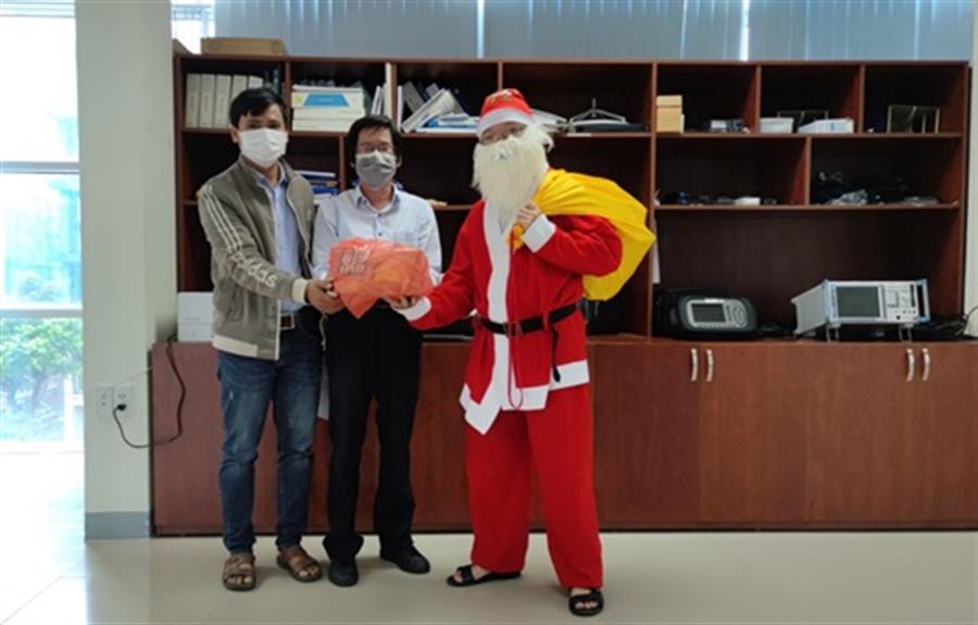 Trong trang phục ông già Noel, đoàn viên Chi đoàn Trung tâm Tần số vô tuyến điện khu vực III tại Đà Nẵng tổ chức gửi quà về cho các con.