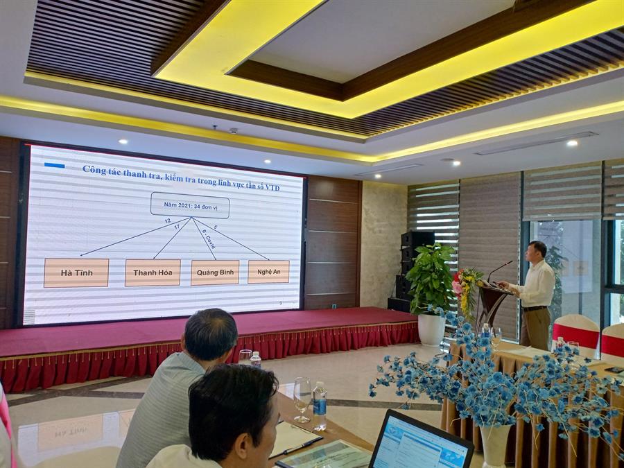 Ông Đỗ Đình Roanh - Phó Giám đốc - Phụ trách Trung tâm VI trình bày báo cáo tại Hội nghị