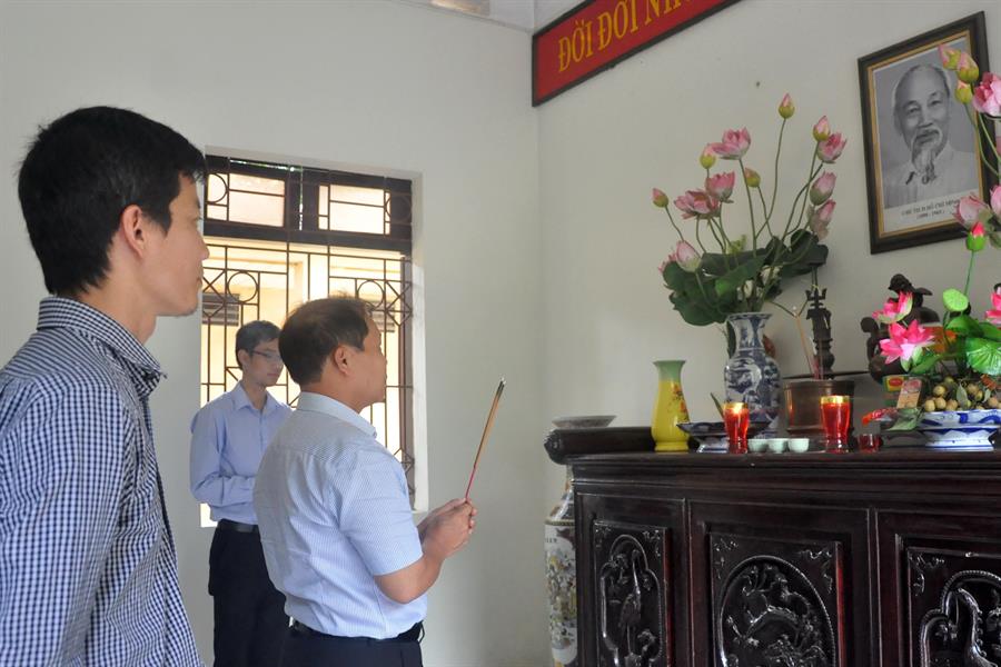 Cục trưởng Đoàn Quang Hoan thành kính dâng hương bàn thờ Bác Hồ tại Nghĩa trang Liệt sĩ thành phố Hà Nội