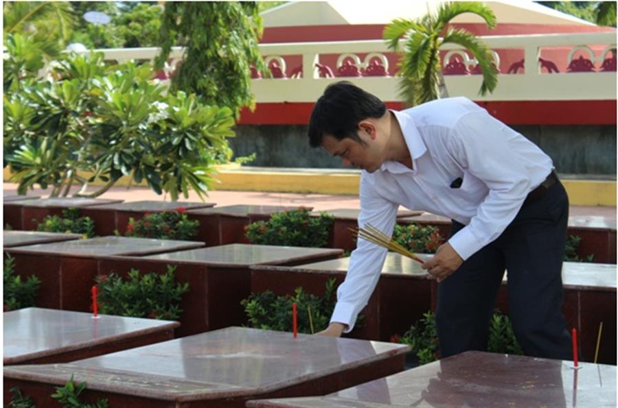 Lãnh đạo Trung tâm IV thắp hương tưởng niệm các Anh hùng Liệt sĩ