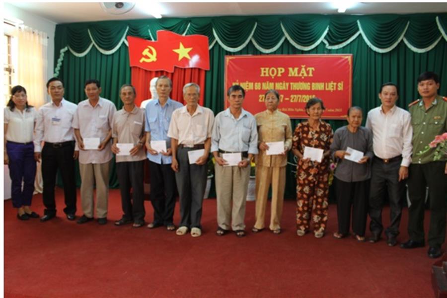 Công đoàn Trung tâm IV tham gia tặng quà tại buổi Họp mặt các gia đình chính sách tiêu biểu trên địa bàn Phường Bùi Hữu Nghĩa