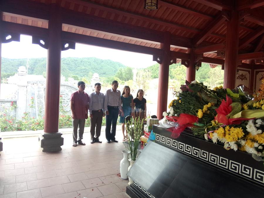 Phút tưởng niệm của đoàn tại khu di tích lịch sử Truông Bồn