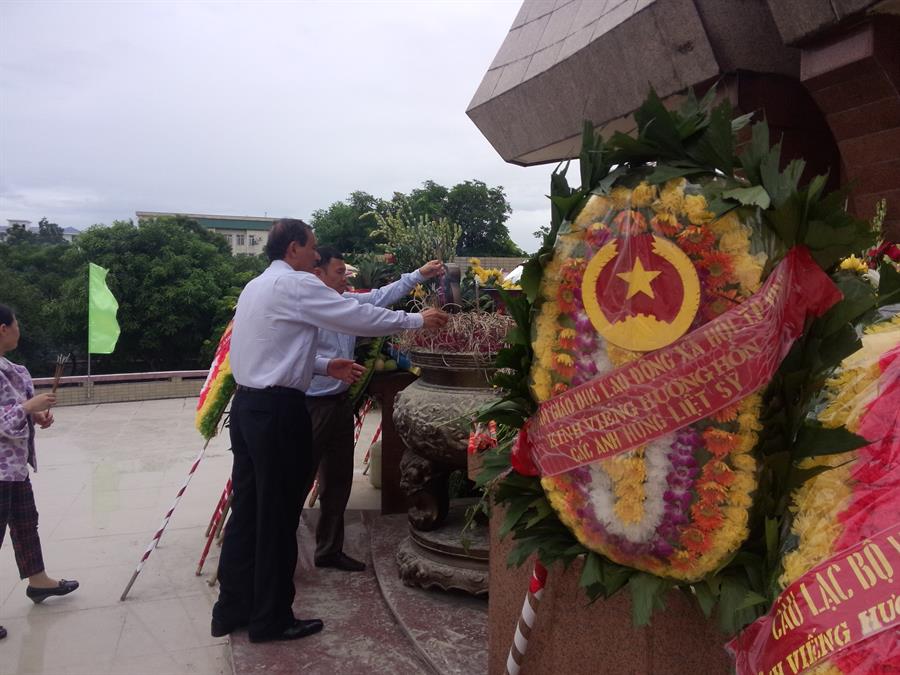 Dâng hương tưởng nhớ các anh hùng Liệt sĩ đã anh dũng hy sinh vì độc lập dân tộc tại Nghĩa trang Liệt sĩ thành phố Vinh