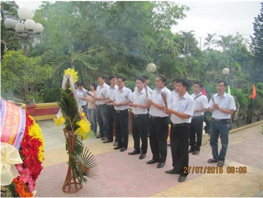 Đông đảo CCVC của Trung tâm III dâng hương tại Đài Tưởng niệm ngành Bưu điện Quảng Nam - Đà Nẵng