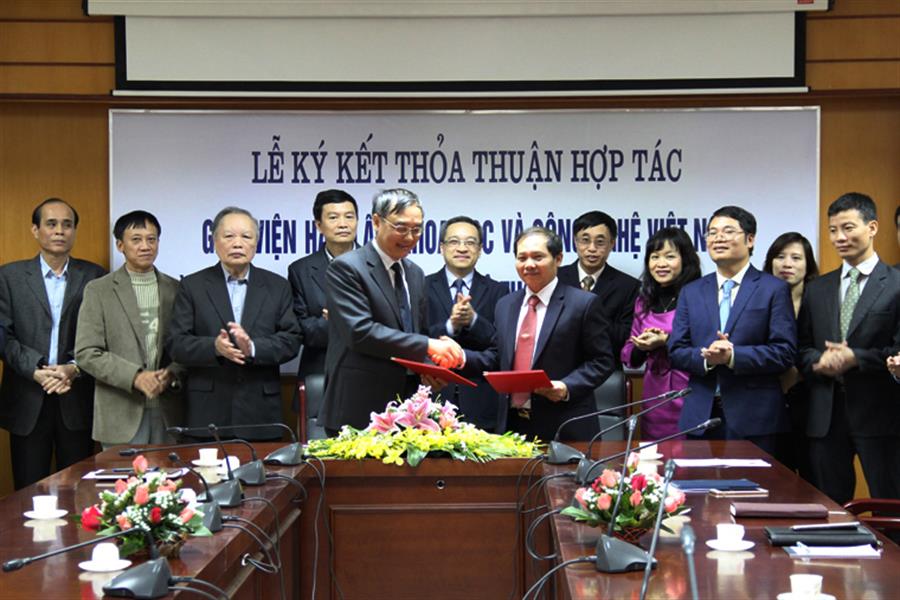 Thứ trưởng Bộ TT&TT Phan Tâm chứng kiến lễ ký hợp tác giữa Cục trưởng Cục Tần số VTĐ Đoàn Quang Hoan (trái) và Phó Chủ tịch Viện Hàn lâm KHCN VN PGS. TSKH. Nguyễn Đình Công (phải)