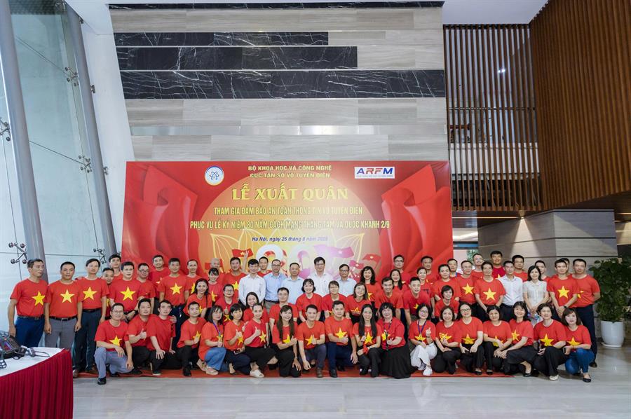 Các Lãnh đạo Cục, đại diện một số đơn vị của Bộ, CCVCNLĐ Cục chụp hình lưu niệm cùng lực lượng tham gia kiểm soát