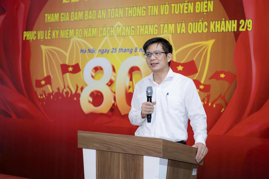 Ông Lê Văn Tuấn, Bí thư Đảng ủy - Cục trưởng Cục Tần số vô tuyến điện phát biểu tại buổi Lễ