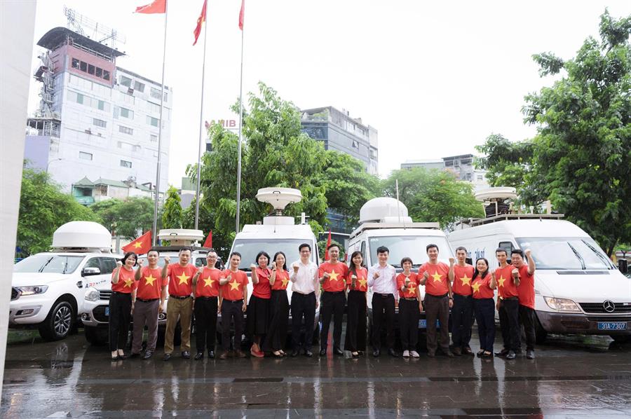 Các Lãnh đạo Cục, đại diện CCVCNLĐ Cục và lực lượng kỹ thuật chụp hình trước khi đoàn xe kiểm soát xuất phát đi làm nhiệm vụ