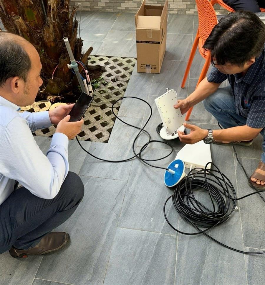 Cơ quan chức năng thực hiện kiểm tra thiết bị kích sóng trái phép