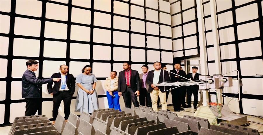 Cơ quan Truyền thông quốc gia Timor-Leste (ANC) đến thăm phòng đo EMC 3m của Trung tâm Kỹ thuật – Cục Tần số vô tuyến điện