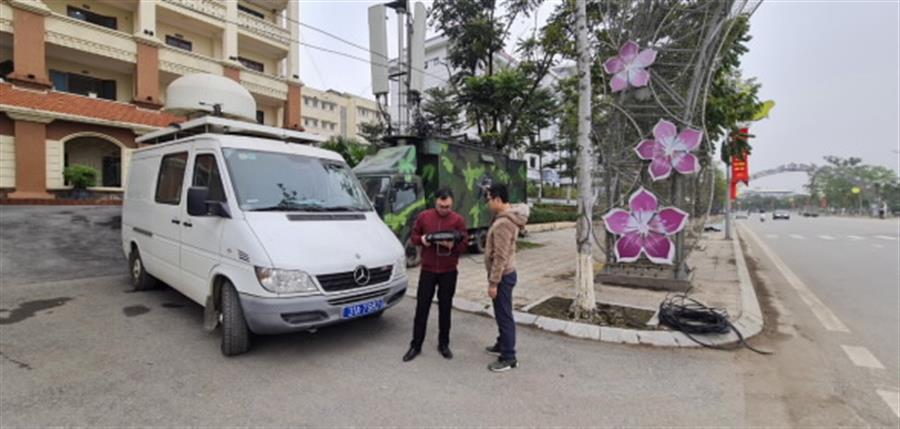 Cán bộ Trung tâm Tần số  VTĐ khu vực VIII đo, kiểm soát tần số tại nơi diễn ra Chương trình