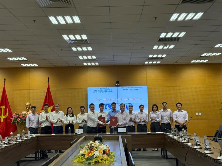 Lãnh đạo hai Trung tâm ký kết và trao Biên bản ghi nhớ hợp tác