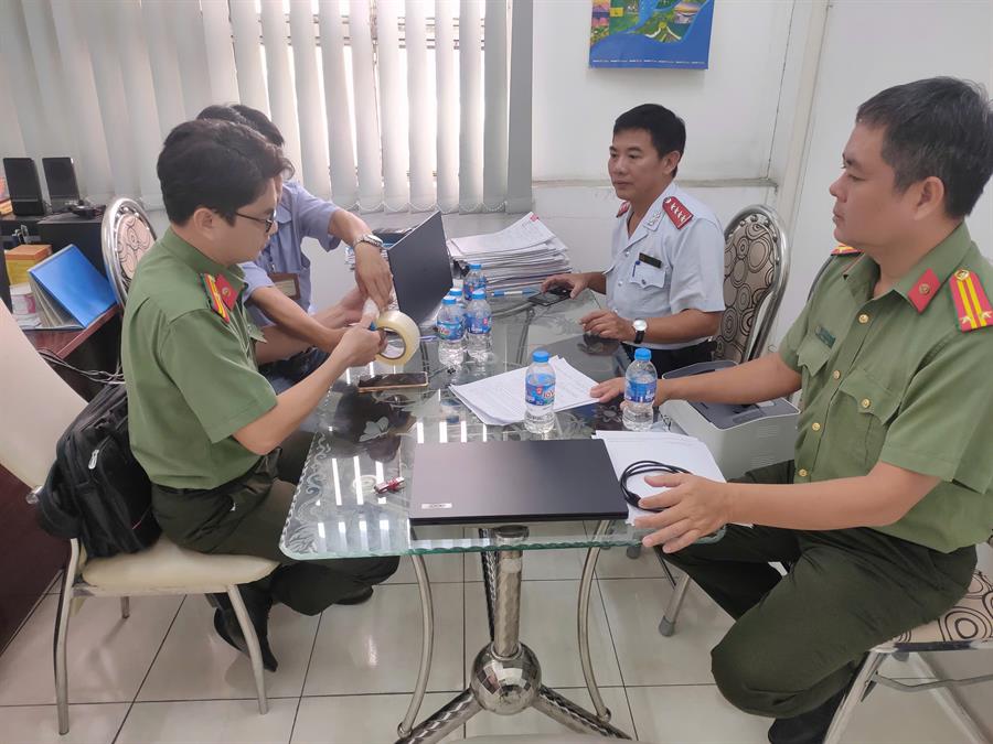 Cục Tần số vô tuyến điện phối hợp cơ quan Công an kiểm tra, xử lý vi phạm sử dụng micro không dây