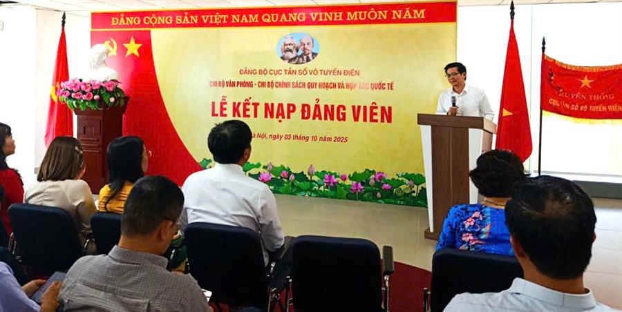 Đồng chí Lê Văn Tuấn – Bí thư Đảng ủy, Cục trưởng Cục Tần số vô tuyến điện phát biểu chỉ đạo tại buổi Lễ Kết nạp Đảng viên