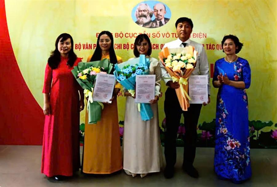 Bí thư hai Chi bộ trao Quyết định Kết nạp Đảng viên cho đồng chí Kiều Thị Thanh Phương, Lê Thị Hồng Hạnh và Nguyễn Hoàng Sơn