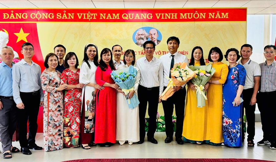 Bí thư Đảng ủy, Cục trưởng Cục Tần số vô tuyến điện Lê Văn Tuấn cùng Chi bộ Văn phòng và Chi bộ Chính sách Quy hoạch – Hợp tác quốc tế chụp ảnh kỷ niệm với ba Đảng viên mới