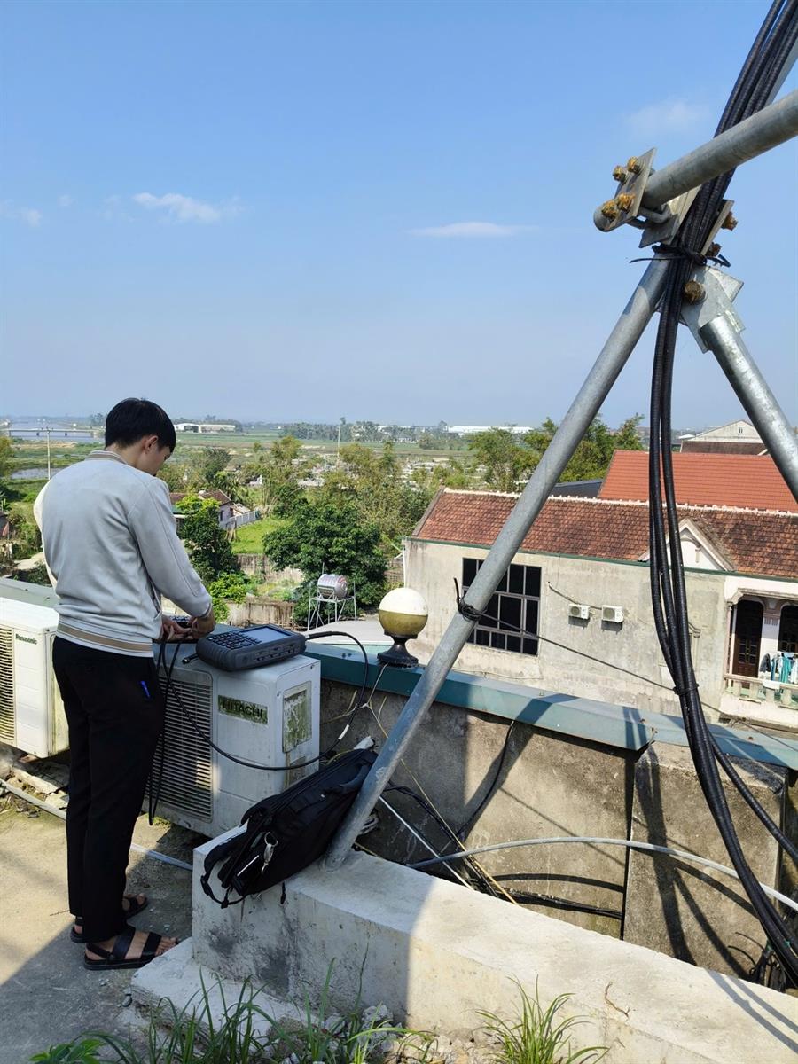 Chuyên viên Trung tâm Tần số vô tuyến điện khu vực VI thực hiện đo kiểm, xác định nguồn nhiễu tại thực địa