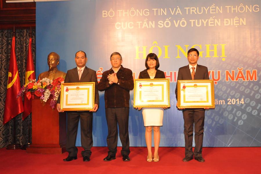 Thứ trưởng Lê Nam Thắng trao Huân chương Lao động hạng Ba cho 03 CCVC