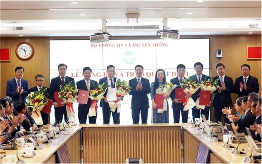 Bộ trưởng Nguyễn Mạnh Hùng và các Thứ trưởng chụp ảnh lưu niệm với các cán bộ được bổ nhiệm