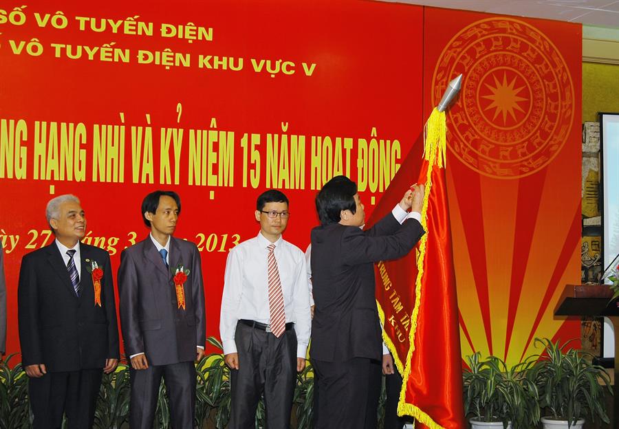 Bộ trưởng Bộ Thông tin và Truyền thông Nguyễn Bắc Son, thừa ủy quyền của Chủ tịch nước, trao tặng Huân chương Lao động hạng nhì cho Trung tâm.