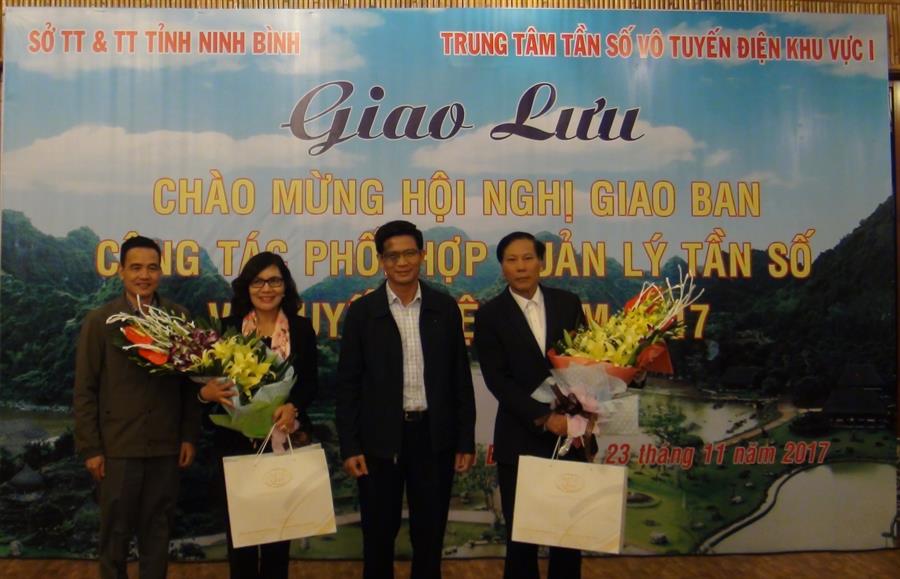 Lãnh đạo Cục Tần số VTĐ tặng hoa và quà lưu niệm cho các GĐ Sở TT&TT có nhiều đóng góp trong công tác phối hợp quản lý tần số VTĐ tại địa phương