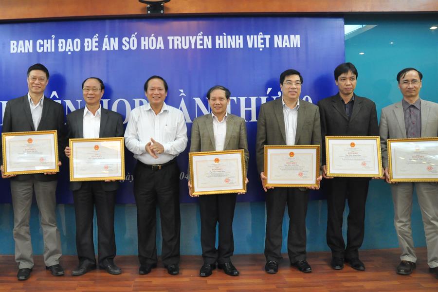 Thứ trưởng Trương Minh Tuấn trao tặng bằng khen cho 02 tập thể và 12 cá nhân có thành tích hoàn thành xuất sắc nhiệm vụ triển khai Đề án số hóa truyền dẫn, phát sóng truyền hình mặt đất giai đoạn 2013 - 2015