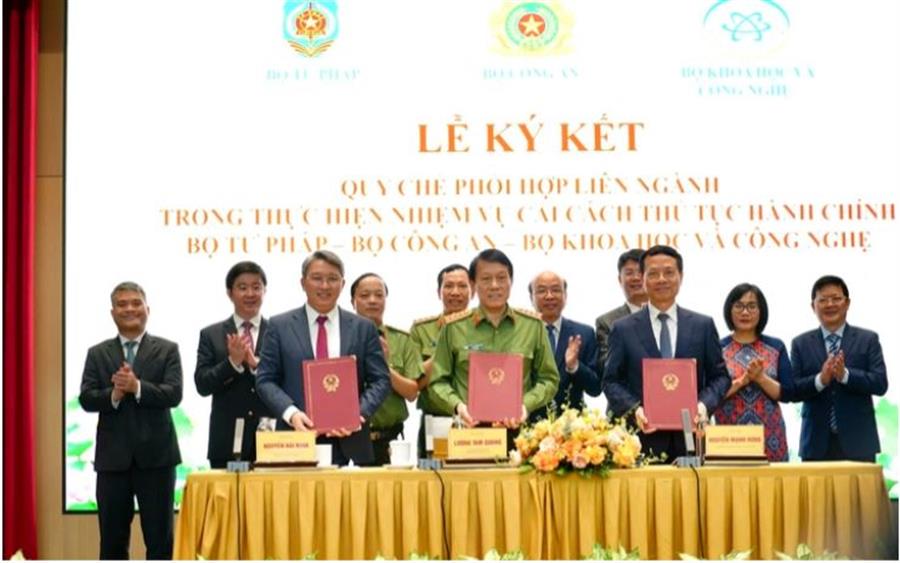 Đồng chủ trì Lễ ký kết có: Ủy viên Bộ Chính trị, Đại tướng Lương Tam Quang, Bộ trưởng Bộ Công an; Ủy viên Trung ương Đảng, Bộ trưởng Bộ Tư pháp Nguyễn Hải Ninh; Bộ trưởng Bộ Khoa học và Công nghệ Nguyễn Mạnh Hùng.