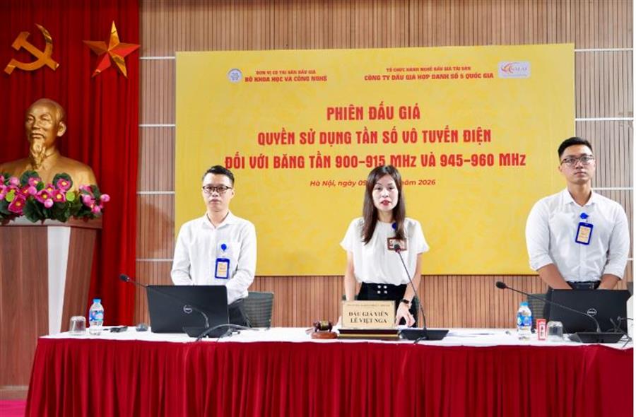 Đấu giá viên Lê Việt Nga phổ biến quy trình tại phiên đấu giá.