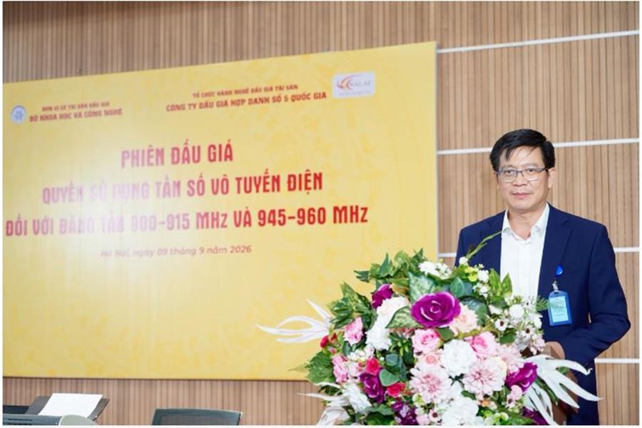 Cục trưởng Cục Tần số vô tuyến điện Lê Văn Tuấn phát biểu tại phiên đấu giá.