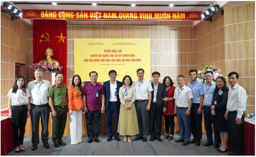 Các đại biểu chụp hình lưu niệm.