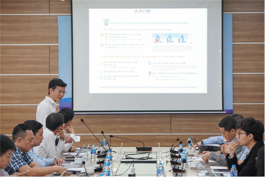 Ông Lê Thái Hòa - Phó Cục trưởng Cục Tần số vô tuyến điện điều hành phiên thảo luận