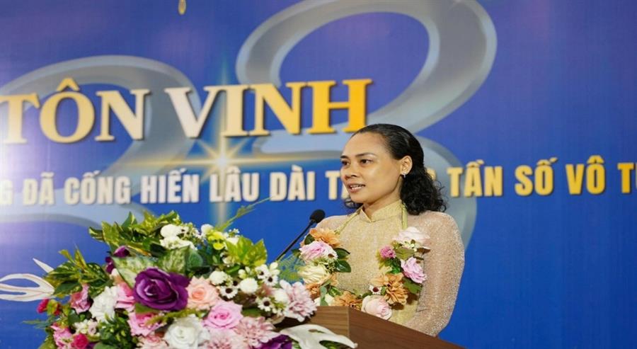Chị Lê Bình Thị Thùy Dương, Chuyên viên chính, Phòng Thanh Tra, chia sẻ cảm xúc tại buổi Lễ